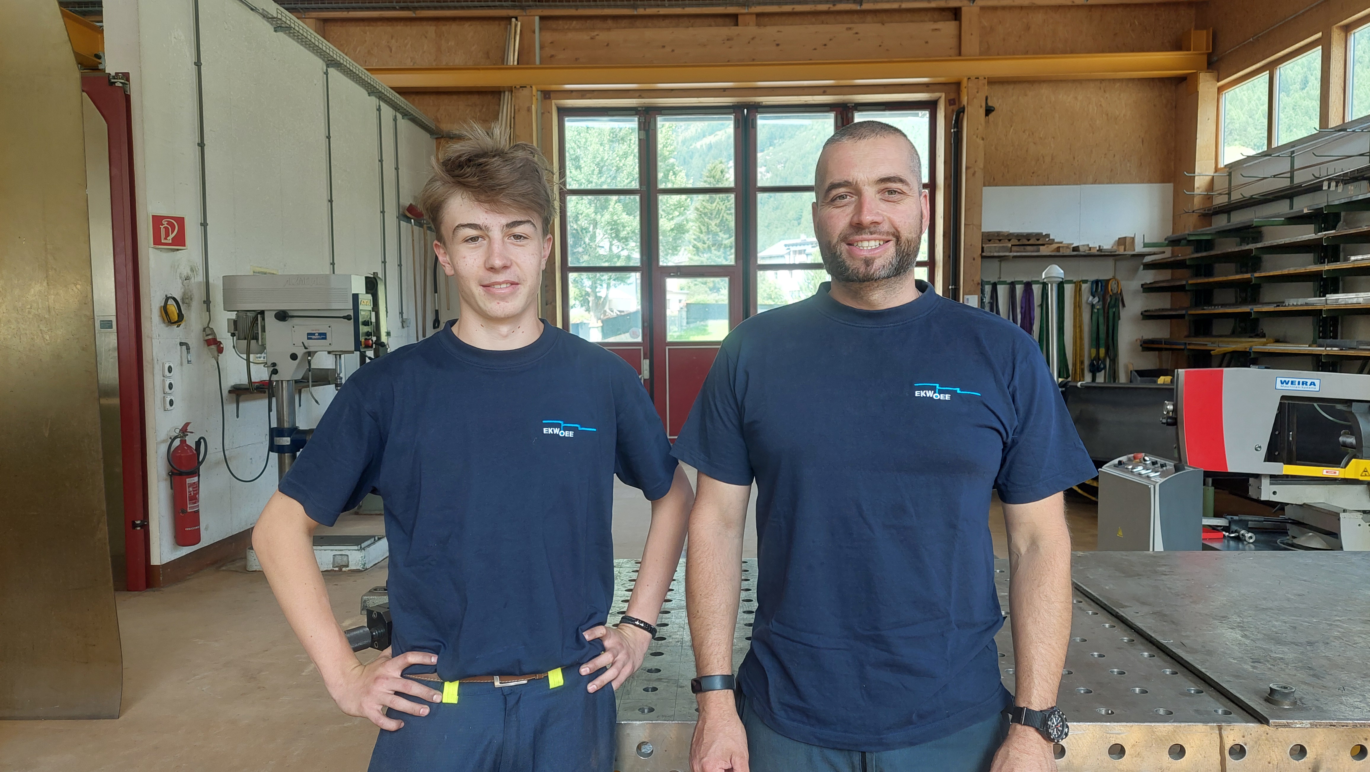 von links: Neuer Lernender Flurin Thoma mit Lehrlingsausbilder Roman Parli Neuer Lernender Flurin Thoma mit Lehrlingsausbilder Roman Parli