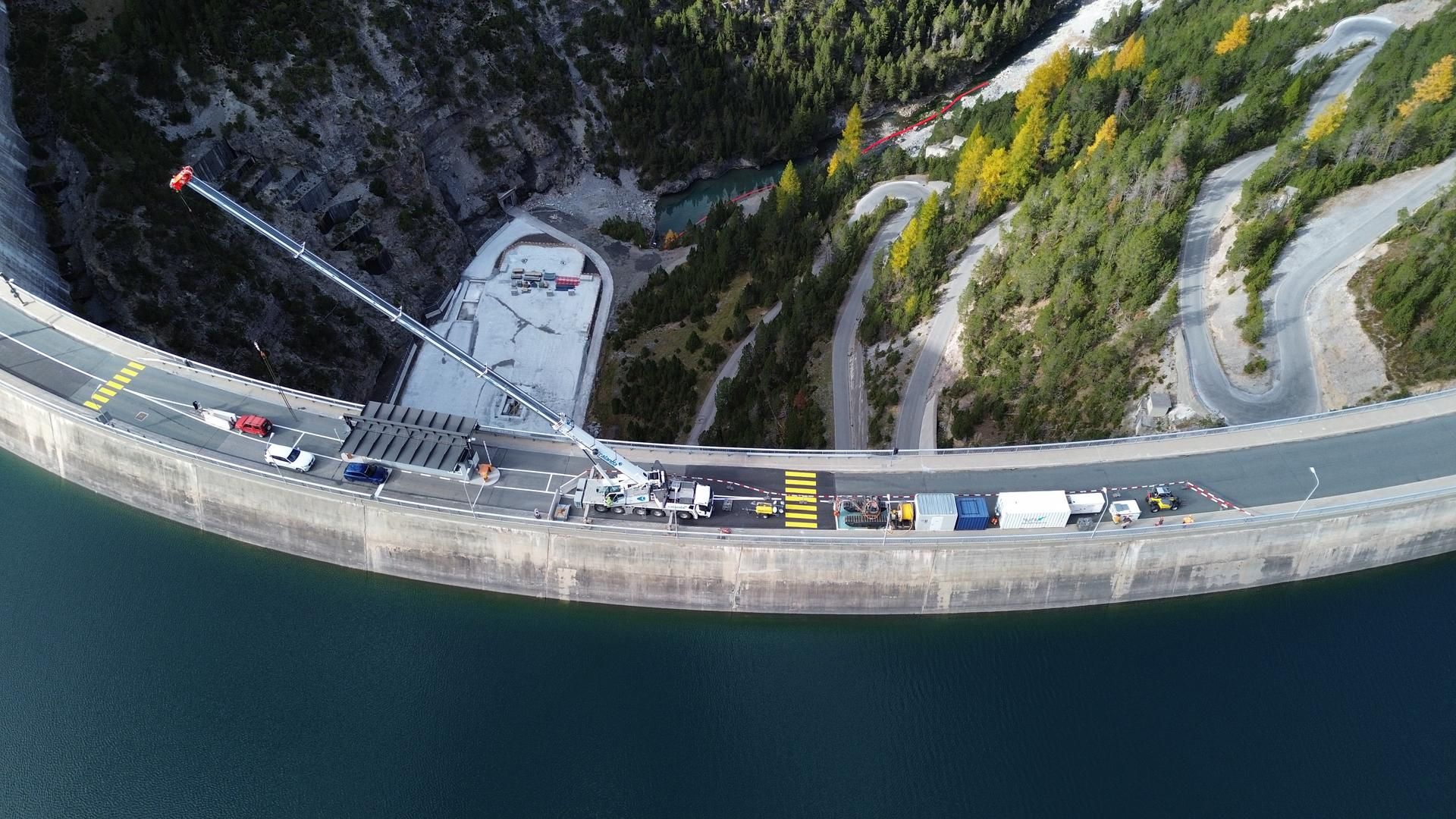 Freilegung Grundablass_Kran auf Staumauer Punt dal Gall Freilegung Grundablass_Kran auf Staumauer Punt dal Gall